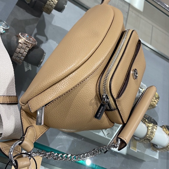 MICHAEL KORS
Maisie Large Pebbled Leather 2-in-1 Sling Pack
Camel
NWT - Picture 9 of 16